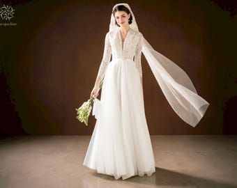 Elegant Lace Wedding Dress: Vintage Boho Bridal Gown with High Slit