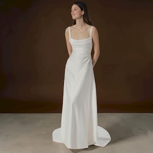 Elegante vestido de novia de satén con cuello vuelto: minimalista, color marfil, espalda baja