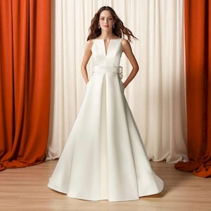 Vestido de novia minimalista de satén en forma de A: elegante escote en V con lazo