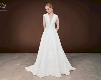 Vestido de novia minimalista con escote en V y espalda descubierta: vestido sencillo sin mangas.