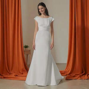 Vestido de novia minimalista de corte A: moderno vestido de satén color marfil con espalda baja