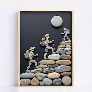 Peut inclure: Une œuvre d'art encadrée avec un cadre doré, représentant trois personnages en pierre gravissant un escalier en pierre sur fond sombre. Une lune en pierre est en haut à droite. Les personnages ont des sacs à dos et des bâtons de marche.