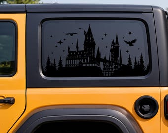 Peut inclure: Silhouette noire d'un château avec des tours, des arbres, des étoiles et des oiseaux en vol, appliquée sur une vitre de véhicule. Le motif du château se détache sur un fond sombre. Le véhicule est jaune.