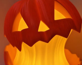 Könnte beinhalten: Ein leuchtender, orangefarbener Halloween-Kürbis mit dreieckigen Augen und einem gezackten Mund. Das Innere leuchtet mit warmem gelbem Licht und erzeugt eine gruselige Atmosphäre. Der Kürbis hat einen schwarzen Stiel.