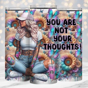 No eres tus pensamientos, diseño de vaso de 20 oz, digital, chica tatuada, impresiones por sublimación, superventas, flores que gotean, Rhiannon Thatcher