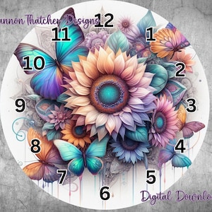 Puede incluir: Un diseño de descarga digital con una esfera de reloj con un tema floral y de mariposas. La esfera del reloj tiene un fondo blanco con un gran girasol en el centro, rodeado de mariposas y flores en tonos de azul, morado, naranja y rosa. Los números del 1 al 12 se muestran alrededor del borde.