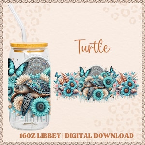 Puede incluir: Un vaso de vidrio transparente con tapa de bambú y pajita, con un diseño de tortuga marina, mariposas y flores. Se muestra la palabra "Turtle", junto con "16oz Libbey | Digital Download".