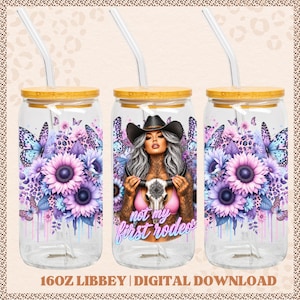 Puede incluir: Tres vasos de cristal Libbey transparentes de 473 ml con tapas de bambú y pajitas de cristal. El diseño presenta girasoles morados, mariposas azules y detalles de estampado de leopardo. El vaso central muestra a una persona con sombrero de vaquero sosteniendo un cráneo de toro con el texto "not my first rodeo".