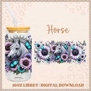 Puede incluir: Un vaso de vidrio transparente con tapa y pajita de bambú. El diseño presenta un caballo blanco, girasoles y mariposas en tonos morados, turquesas y azules. La palabra "Horse" está escrita en marrón. El vaso es de 473 ml.