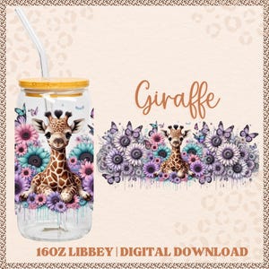 以下が含まれることがあります： 竹製の蓋とストローが付いた透明なガラスのタンブラー。タンブラーには、花と蝶に囲まれたキリンのデザインが施されています。「Giraffe」の文字は茶色のスクリプトで書かれています。