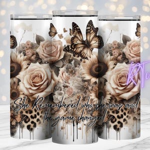 Sie erinnerte sich, tropfende Blumen, Tattoo-Girl, freche Zitate, 20 Unzen Becher Design, Digital, Sublimationsdrucke, Rhiannon Thatcher,