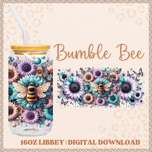 Puede incluir: Un vaso de vidrio transparente con un diseño floral y de abeja. El diseño presenta girasoles, mariposas y un abejorro. El vaso tiene una tapa de madera y una pajita. El texto "Bumble Bee" está escrito en la imagen.