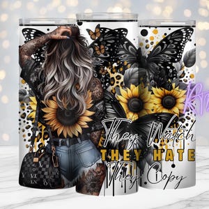 Puede incluir: Tres vasos blancos con un diseño que presenta a una mujer con tatuajes, girasoles y mariposas. Los vasos tienen el texto "They Watch, They Hate, They Copy" en negro y dorado.