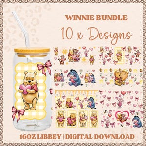 Könnte beinhalten: Ein digitales Download-Bundle zum Thema Winnie Puuh. Das Bild zeigt ein Glas mit Bambusdeckel, Strohhalm und Winnie Puuh, der ein Herz hält. Das Bundle enthält 10 Designs mit verschiedenen Charakteren und Herzmotiven. Der Text lautet "Winnie Bundle" und "160oz Libbey | Digital Download."