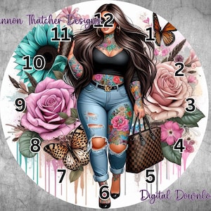 Puede incluir: Un diseño de esfera de reloj redonda con una mujer tatuada con un top negro y jeans rasgados, sosteniendo un bolso y una taza de café. El diseño incluye flores y mariposas. La esfera del reloj tiene el texto "Rhiannon Thatcher Designs" y "Digital Download".