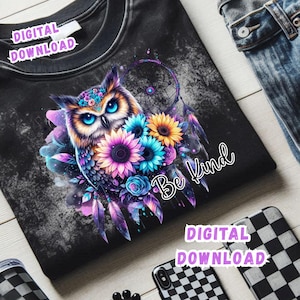 Op de afbeelding: Zwart T-shirt met een kleurrijk uilontwerp, zonnebloemen en een dromenvanger. De tekst "Be Kind" is in cursief geschreven. De woorden "DIGITAL DOWNLOAD" zijn ook zichtbaar.