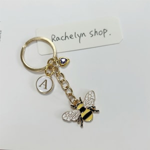 Personalisierte Gold erste Bumble Bee Schlüsselanhänger, Gold Bee Emaille Schlüsselanhänger, perfektes Accessoire (Biene, Natur, Bumble Bee, Geburtstagsgeschenk)