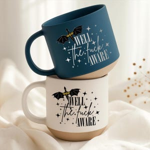 Well The Fuck Aware Kaffemugg, Fourth Wing Romantasy Läspresent, Bokliknande Tekopp, Novelty Litterär Dryckesservis, Fantasyälskare Present
