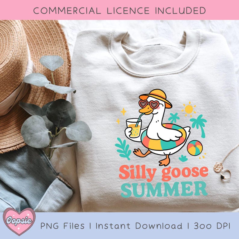 K&ouml;nnte beinhalten: Ein wei&szlig;er Pullover mit einem Cartoon einer Gans, die eine Sonnenbrille und einen Schwimmring tr&auml;gt. Die Gans h&auml;lt ein Glas Orangensaft und ist von Palmen und Sternen umgeben. Der Text "Silly goose summer" ist unter der Gans gedruckt.