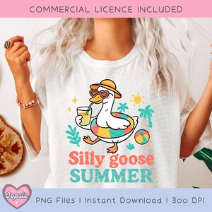 K&ouml;nnte beinhalten: Ein wei&szlig;es T-Shirt mit einer Cartoon-Gans, die eine Sonnenbrille und einen Hut tr&auml;gt, ein Glas Saft h&auml;lt und auf einem gelben und blauen Schwimmring schwimmt. Der Text "Silly goose SUMMER" ist unter der Gans gedruckt.