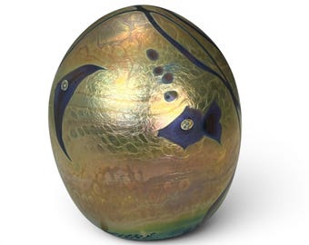 Kent Fiske Signed Art Glass Egg Iridescent Gold Fish Theme Paperweight 3"