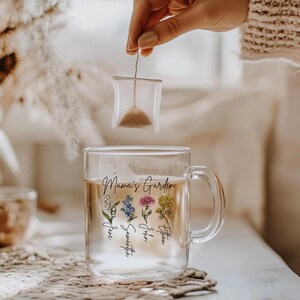 Mamas Garden Glass Mug, Birth Flower Bouquet Tea Coffee Cup, Mother&#39;s Day Gift for Her, Family Floral Glass Cup, Mama Birth Month Flower