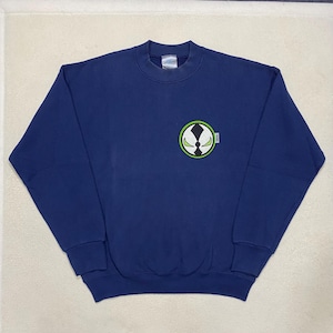 Puede incluir: Una sudadera azul marino con un logotipo de Spawn verde y blanco en la parte delantera. El logotipo es un primer plano de la cara de Spawn con los ojos brillando en verde.