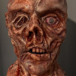 Lebensgroße Silikon-Zombie-Büste.