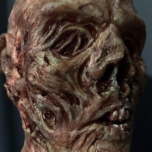 Lebensgroße Silikon-Zombie-Büste.