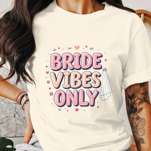 花嫁バイブスオンリーTシャツ、婚約中の女性へのプレゼントに最適、楽しいブライダルシャワーシャツ、かわいい婚約Tシャツ、花嫁になるトップ