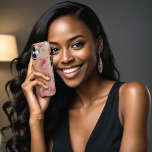 Puede incluir: Funda de tel&eacute;fono con dise&ntilde;o floral de flores de hibisco rosa sobre fondo beige. La funda la sostiene una persona con pelo largo y oscuro y un vestido negro. Un elegante accesorio para el tel&eacute;fono.