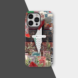 Peut inclure: Une coque de téléphone avec un design de collage comprenant le drapeau palestinien, des timbres et des éléments vintage. La coque présente un mélange de couleurs, dont le rouge, le vert, le noir et le blanc. Le texte "FREE PALESTINE" est visible.