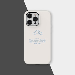 Puede incluir: Funda de teléfono blanca con un diseño de ola azul y el texto "When you go through deep waters, I will be with you." La funda tiene un módulo de cámara negro y un borde negro.