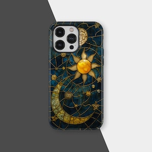 Op de afbeelding: Telefoonhoesje met een hemels ontwerp met een zon, maan en sterren. De hoes heeft een donkerblauwe achtergrond met gouden accenten, wat een glas-in-lood effect creëert. De zon is geel en de maan is een halve maan.