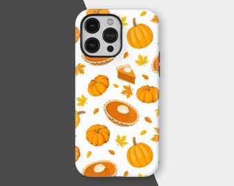 Puede incluir: Funda de teléfono blanca con un patrón repetido de calabazas naranjas, rebanadas de pastel de calabaza y hojas de otoño amarillas. La funda tiene un acabado brillante y un recorte para la cámara.
