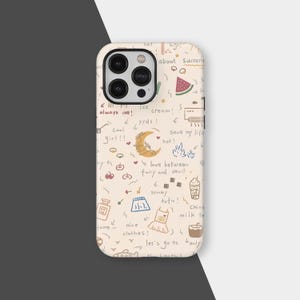 Può includere: Custodia per telefono color crema con un design a scarabocchi stravagante. La custodia presenta disegni di una luna crescente, anguria, bottiglia di profumo e testo come "Cool girl!!" e "nice clothes!"