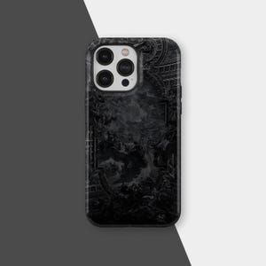 Pode incluir: Capa de telefone preta com uma obra de arte monocromática detalhada, que lembra pinturas clássicas. O design apresenta figuras e elementos arquitetônicos, criando uma estética dramática e artística. A capa tem um acabamento brilhante.