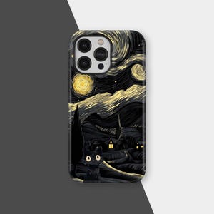 Könnte beinhalten: Schwarze Handyhülle mit einem Design, das von Van Goghs "Sternennacht" inspiriert wurde, mit einer schwarzen Katze. Das Kunstwerk zeigt wirbelnde gelbe und weiße Pinselstriche, ein Dorf und eine dunkle Baumsilhouette.