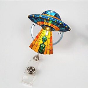Bobine d'insigne OVNI extraterrestre - drôle de support pour carte d'identité rétractable de science-fiction avec vaisseau spatial et extraterrestre, clip infirmière mignon, cadeau geek pour collègues
