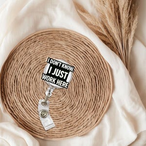 Bobine de badge amusante - Je ne sais pas que je travaille ici - Porte-badge humoristique pour le travail, l'infirmière, le personnel de bureau, le cadeau pour bâillonner un collègue, le clip sarcastique