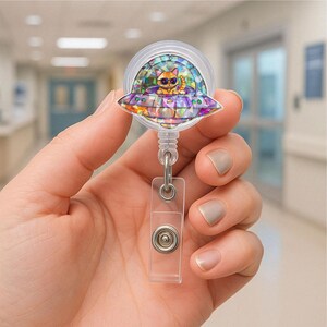 Bobine d'insigne ovni holographique chat, joli porte-carte d'identité rétractable pour infirmières, enseignants, bureau - étiquette d'identification drôle de chaton extraterrestre, idée cadeau kawaii