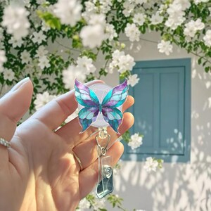 Bobine d'insigne papillon féerique, porte-carte d'identité bleu violet, clip holographique pour porte-nom, cadeau infirmière fantaisie, insigne de bureau pastel pour enseignant
