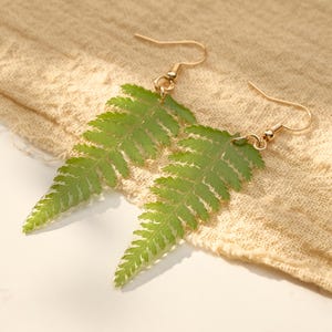 Real Fern Leaf Resin Earrings, Handmade Botanical Jewelry Inspired by Nature&#39;s Energy Forest Spirit Drop Earrings Earthy Aesthetic Dangle