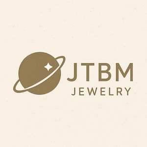 Może przedstawiać: Logo JTBM Jewelry przedstawia planetę z gwiazdą i pierścieniem w ciepłym brązowym odcieniu. Tekst "JTBM" znajduje się nad "JEWELRY". Tło jest jasno-beżowe. Projekt jest prosty i elegancki.