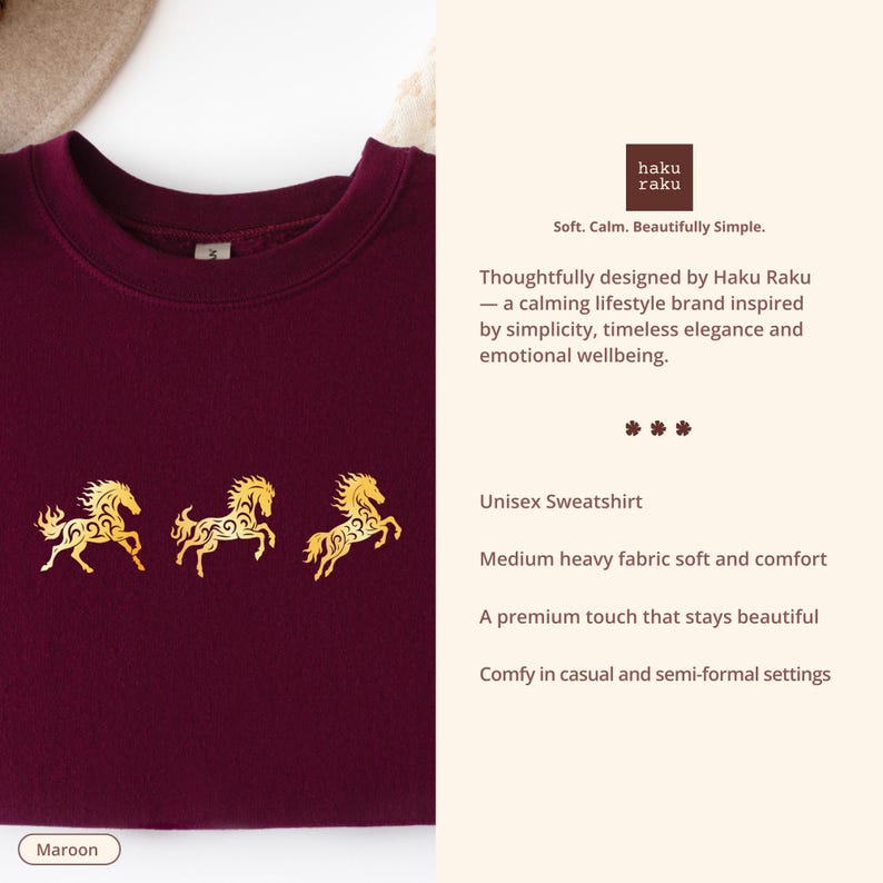 Op de afbeelding: Bordeaux unisex sweatshirt met drie gouden paardenontwerpen. De sweatshirt heeft de tekst "haku raku" en het woord "Maroon" onderaan. Het ontwerp wordt beschreven als een rustgevend lifestyle merk ge&iuml;nspireerd door eenvoud, tijdloze elegantie en emotioneel welzijn.