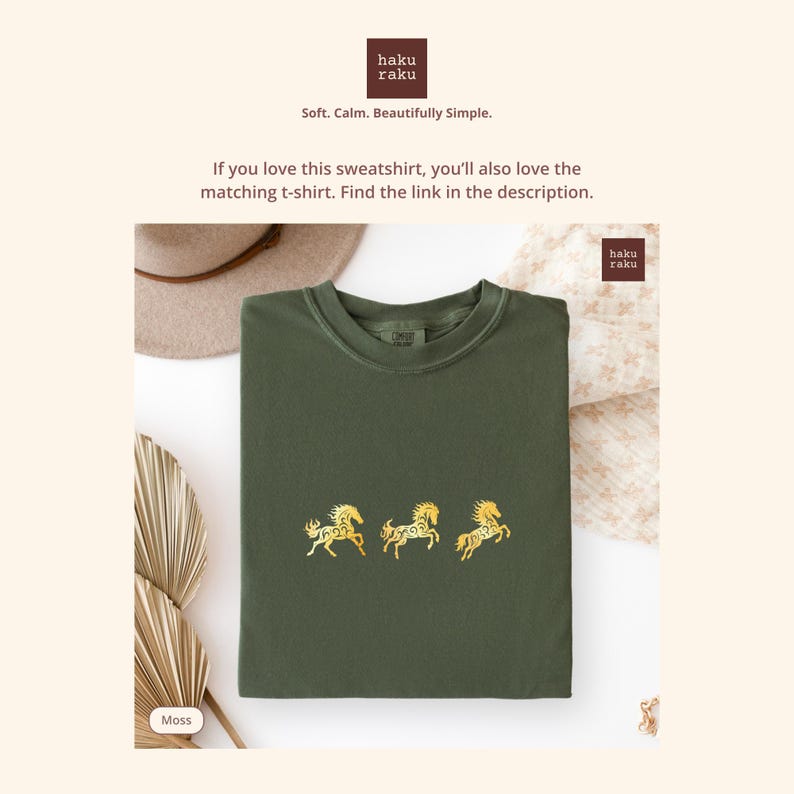 Op de afbeelding: Een mosgroene sweatshirt met drie goud geborduurde paardenontwerpen. De sweatshirt heeft een ronde hals en een relaxte pasvorm. Het merklogo staat in de rechterbovenhoek. De tekst op de afbeelding luidt "Soft. Calm. Beautifully Simple."