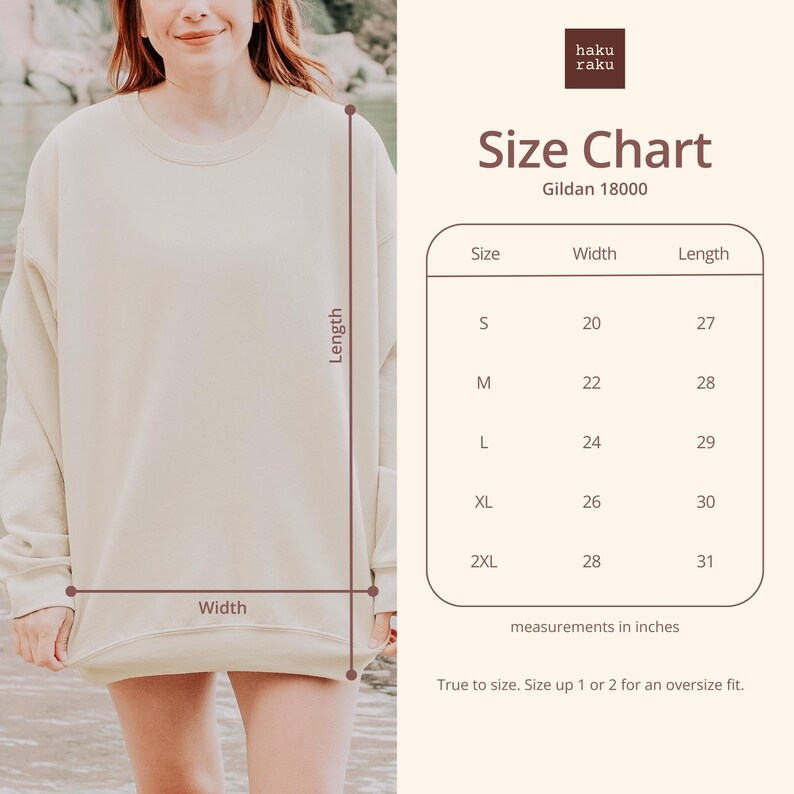 Op de afbeelding: Cr&egrave;mekleurige Gildan 18000 sweatshirt met een maattabel. De tabel toont afmetingen in inches voor maten S tot 2XL, inclusief breedte en lengte. De tekst "True to size. Size up 1 or 2 for an oversize fit."