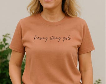 Camiseta "Criando niñas fuertes" - Mamá inspiradora, mamá de niñas, empoderamiento, feminismo