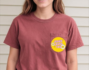 Camiseta de bolsillo retro "Jesús te ama" - Colores cómodos, Comino, ropa cristiana, camiseta de verano extragrande