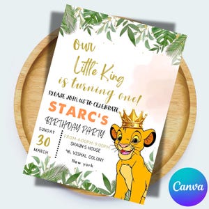 Puede incluir: Una invitación a una fiesta de cumpleaños con un león de dibujos animados que lleva una corona dorada. La invitación está decorada con hojas verdes y el texto "Our Little King is turning one! Please join us to celebrate STARC'S Birthday Party Sunday 30 March FROM 4:00PM-9:00PM SHAUN'S HOUSE 46, VISHAL COLONY New york."